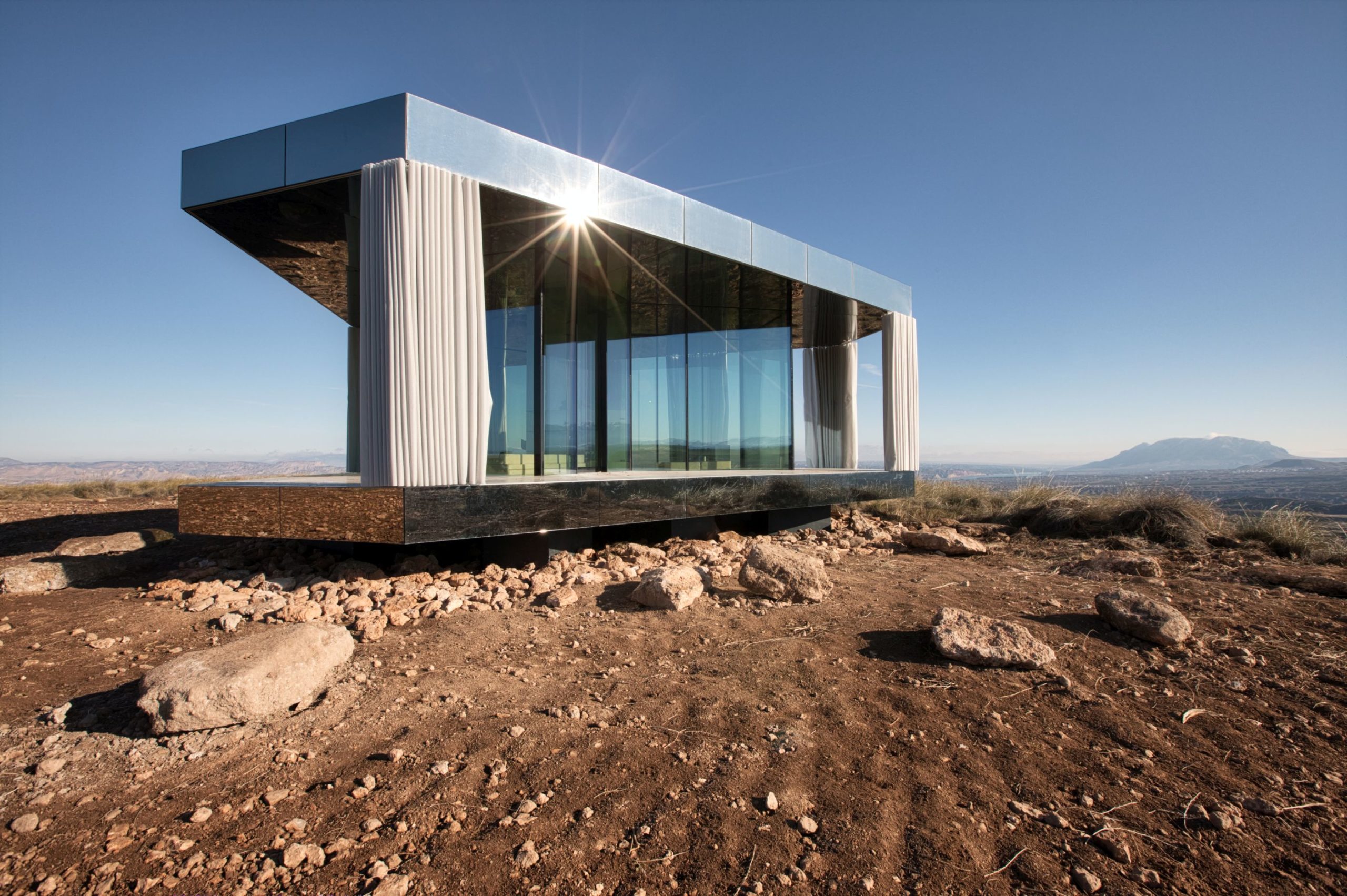 „La Casa del Desierto” – projekt Guardian® Glass, perfekcyjne wnętrza w doskonałej harmonii z naturą , Guardian - Bertrange, Luksemburg, 26 lutego 2018 – Pustynia. Dom. Różne rodzaje szkła i zespół wykwalifikowanych specjalistów. To „La Casa del Desierto” (Dom na Pustyni). Jeden z najbardziej wymagających, ryzykownych i kreatywnych projektów związanych ze szkłem Guardian, który ukończono niedawno w Hiszpanii o jasnym celu: przedstawić bezpośrednio i na miejscu, na przestrzeni czterech pór roku, znaczenie szkła w codziennym życiu w jednym z najtrudniejszych środowisk, jakie możemy sobie wyobrazić!