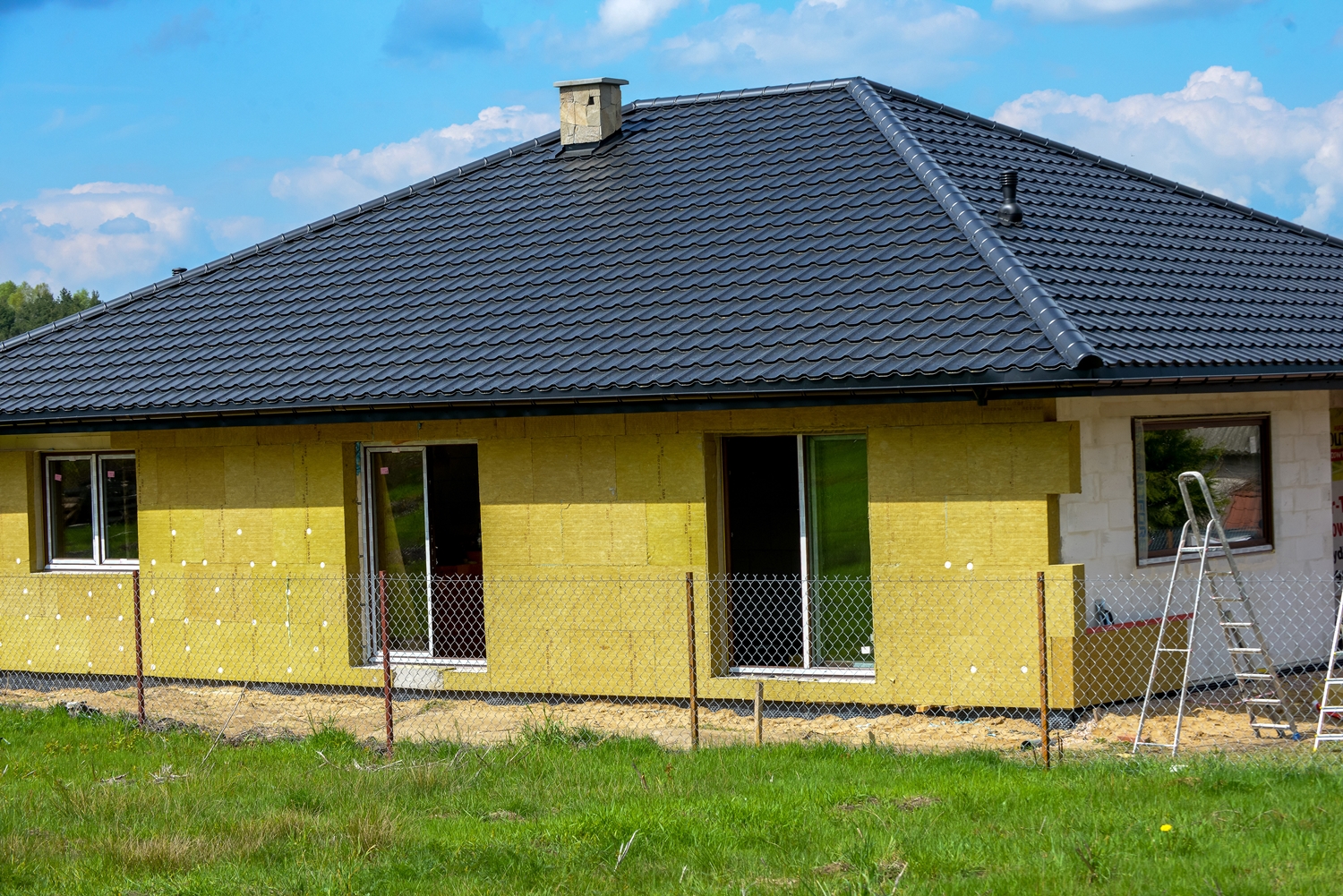 Ciepły dom z betonu komórkowego , H+H - Choć do zimy jeszcze daleko, o termoizolacyjności domu watro myśleć od samego początku jego budowy. Będzie to miało decydujący wpływ na koszt eksploatacji przez wszystkie kolejne lata użytkowania budynku. Jedną z najważniejszych kwestii w tym względzie jest wybór materiału do wznoszenia ścian zewnętrznych, a wśród murowych elementów konstrukcyjnych nie ma „cieplejszych” niż te z betonu komórkowego – wyjaśnia Robert Janiak Product Manager firmy H+H Polska.