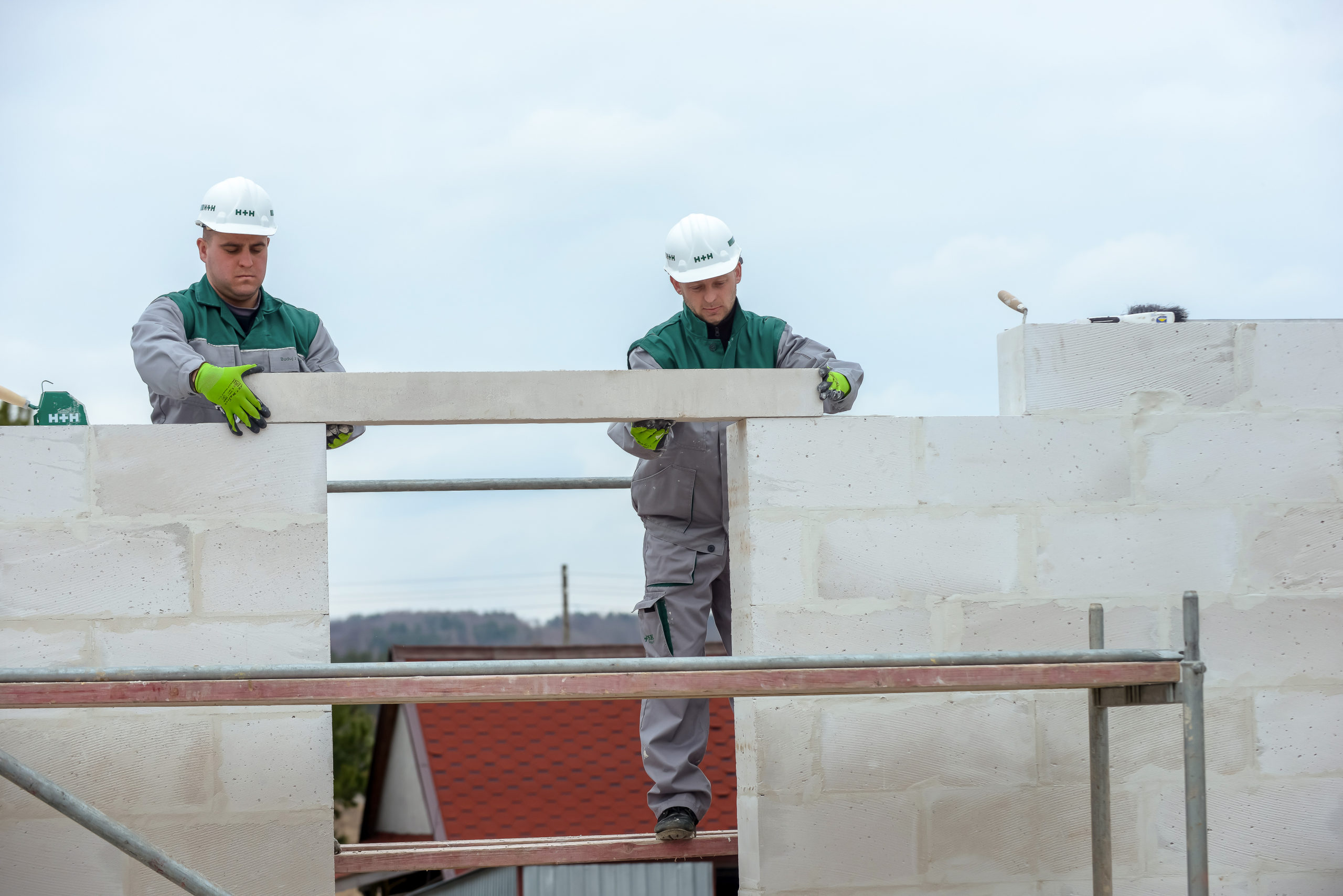 Prefabrykowane belki nadprożowe H+H - ekonomiczna alternatywa dla rozwiązań żelbetowych , H+H - System Budowy H+H to komplementarność, wytrzymałość, energooszczędność oraz szybkość i precyzja wykonania. Jednym z jego elementów są belki nadprożowe przeznaczone do prac wykończeniowych przy otworach okiennych i drzwiowych. Przy ich pomocy zamontowanie nadproży przebiegnie sprawnie i dokładnie. Przełoży się to nie tylko na oszczędności związane z procesem budowy, ale również pozwoli na korzyści w dłuższej perspektywie.